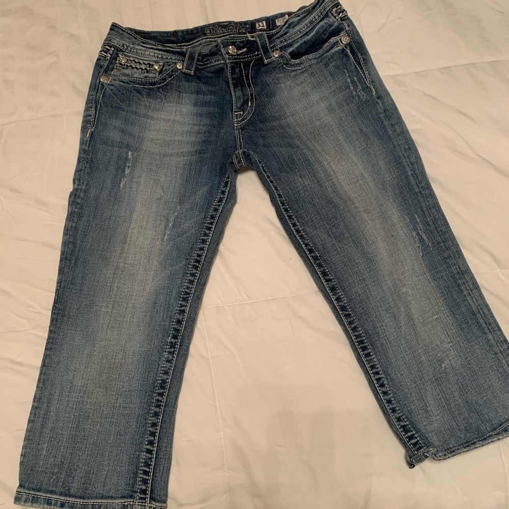 Miss Me Capri Jeans.Rhinestone accents on pockets.
